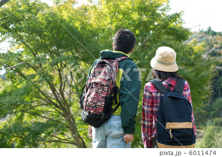 登山をするカップル 6011474