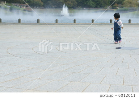 噴水と女の子 噴水と女の子 6012011