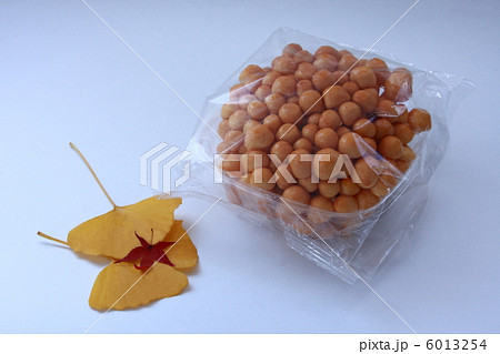 パック入りのなめことイチョウとモミジ(白背景) パック入りのなめことイチョウとモミジ(白背景) 6013254
