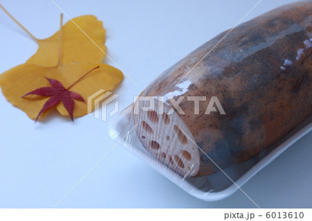 トレイ入りラップ付きの蓮根ともみじと銀杏(白背景) トレイ入りラップ付きの蓮根ともみじと銀杏(白背景) 6013610