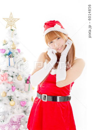 クリスマスツリーと可愛らしくブリッ娘ポーズを取るセクシーなサンタガール 6014856