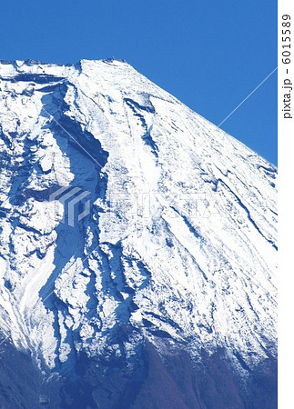 年賀背景素材・富士山山頂右稜線アップ・縦位置ハガキ対応比 6015589