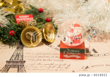 クリスマス　スノーボールとリース 6018932