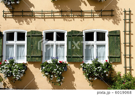 ドイツ田舎町の家の窓の写真素材