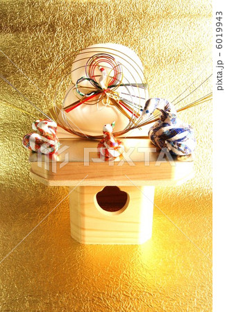 年賀2013・和蛇の家族とお供え餅三宝の上熨斗なし・縦位置ハガキ対応比 6019943