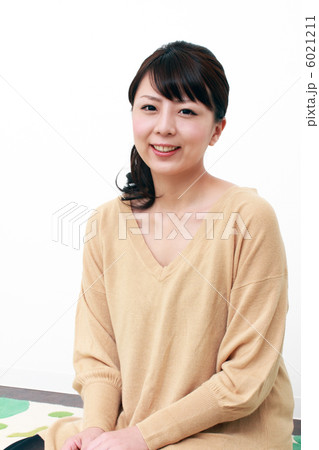 カーペットに座る女性 カーペットに座る女性 6021211