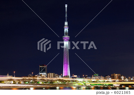 東京スカイツリーのクリスマスライトアップ・冬雅とビルの明り 6021365