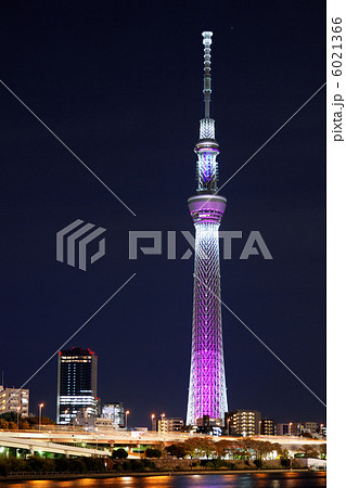 東京スカイツリーのクリスマスライトアップ・冬雅とビルの明り 6021366