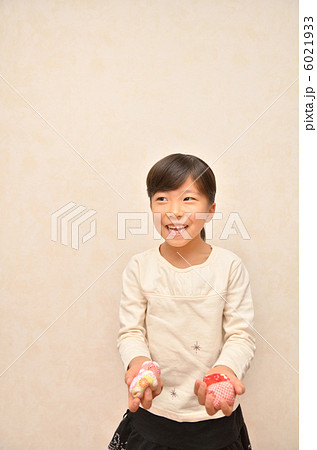 お手玉をする女の子 6021933