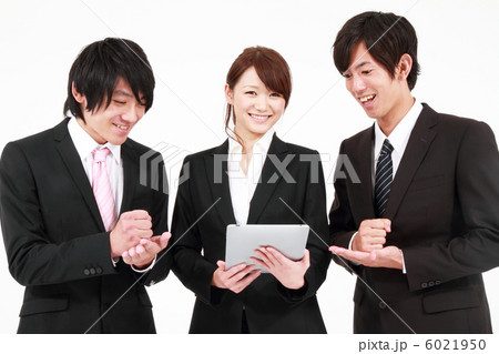 iPadを見るビジネスチーム iPadを見るビジネスチーム 6021950