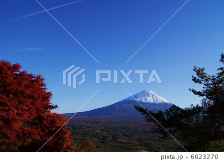 背景素材・日本晴れの空に飛行機雲と冠雪富士遠景・横位置ハガキ対応比 背景素材・日本晴れの空に飛行機雲と冠雪富士遠景・横位置ハガキ対応比 6023270