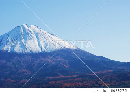 背景素材・日本晴れの空に冠雪富士右側稜線・横位置ハガキ対応比 6023276