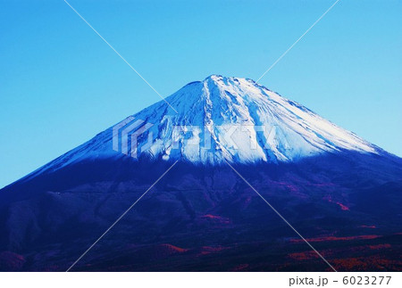 背景素材・日本晴れの空に冠雪富士中央・空にスペース横位置ハガキ対応比 6023277