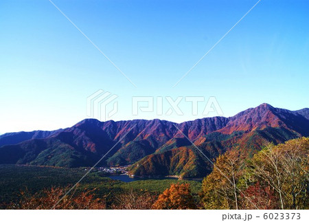 西湖の翡翠のような湖面と山並みの紅葉遠望・空スペース大横位置 6023373
