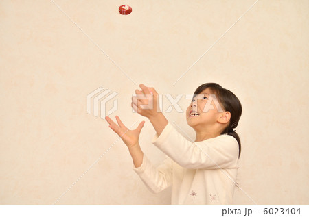 お手玉をする女の子 6023404