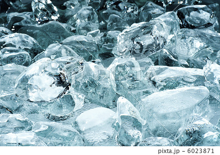 透明感のある氷の集合の写真素材