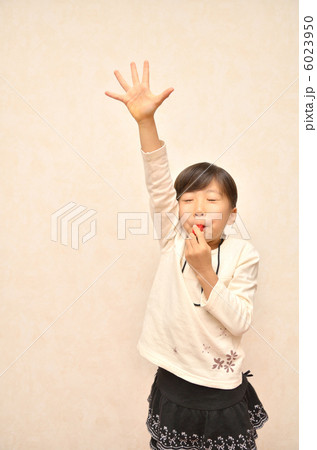 笛を吹く女の子 6023950