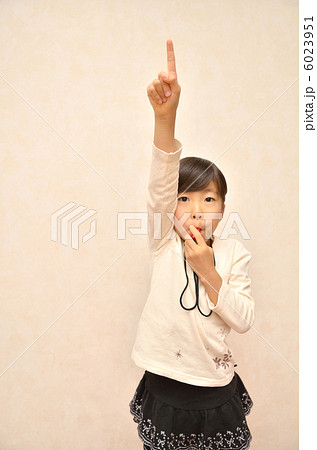 笛を吹く女の子 6023951