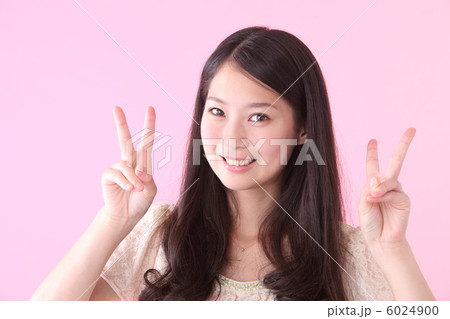 ピースする若い女性 6024900
