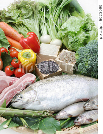 食材 魚 野菜 穀類 の写真素材