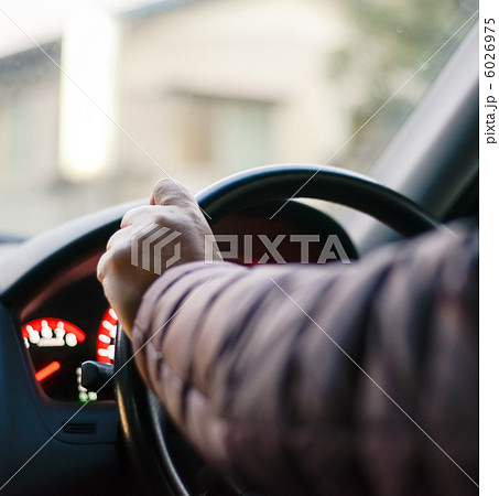 車を運転する女性 車を運転する女性 6026975