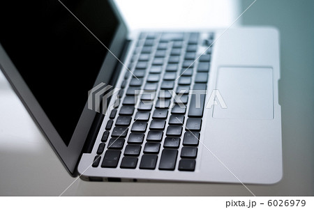 逆光のノートパソコン 6026979