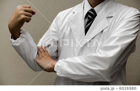 ガッツポーズの白衣の男性 6026980