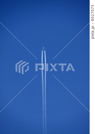 青空に飛行機雲 6027075
