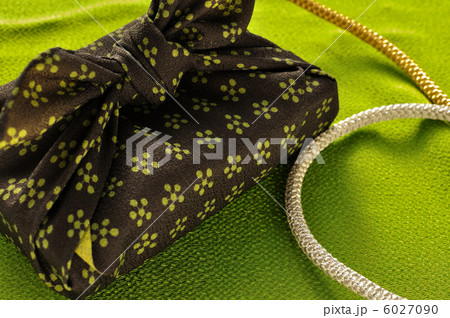 風呂敷包みの贈り物 6027090