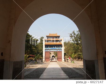 世界遺産　中国・北京　明の十三陵　長陵　櫺星門 6027147