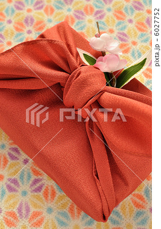 風呂敷き包みの贈り物 6027752