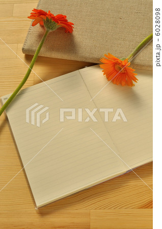 オレンジ色のガーベラとスケジュール帳 6028098