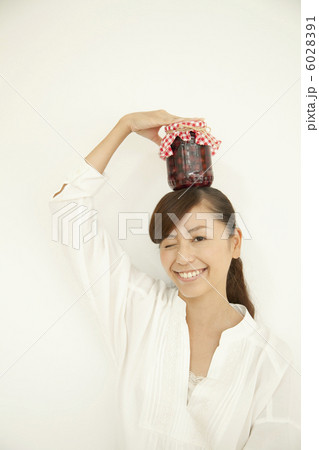 キッチン用品と女性 6028391