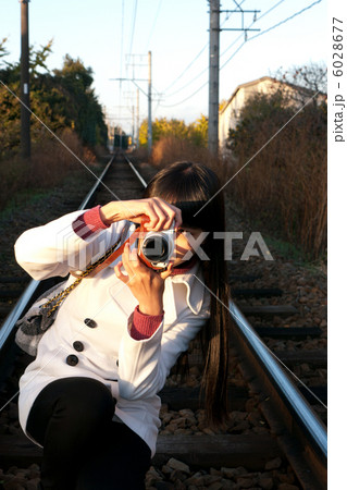 線路で写真を撮る女性 線路で写真を撮る女性 6028677