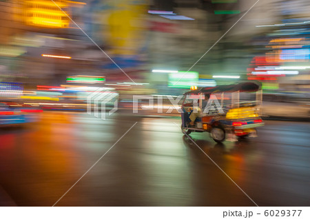 Tuk-tuk in motion blur, Bangkok, Thailand 6029377