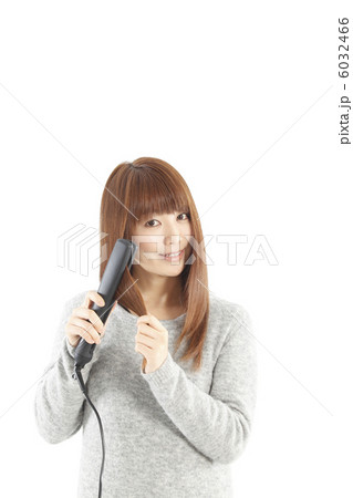 ヘアアイロンと若い女性 ヘアアイロンと若い女性 6032466