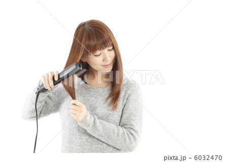 ヘアアイロンと若い女性 ヘアアイロンと若い女性 6032470