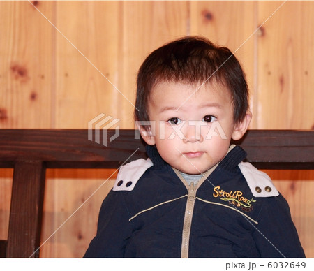 おすまし顔の男の子 おすまし顔の男の子 6032649