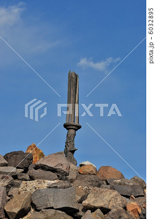 霧島山系高千穂峰の山頂に刺さる「天の逆鉾」 霧島山系高千穂峰の山頂に刺さる「天の逆鉾」 6032895