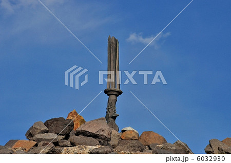 霧島山系高千穂峰の山頂に刺さる「天の逆鉾」の写真素材 [6032930] - PIXTA