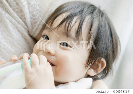 ミルクを飲む乳児 ミルクを飲む乳児 6034317