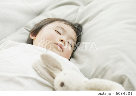 ぬいぐるみと眠る乳児 6034501