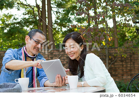 カフェでタブレットを使うシニア夫婦 6034654