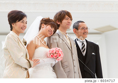 結婚式での家族写真の写真素材