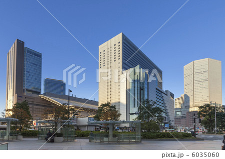 大阪駅前のビル群 6035060