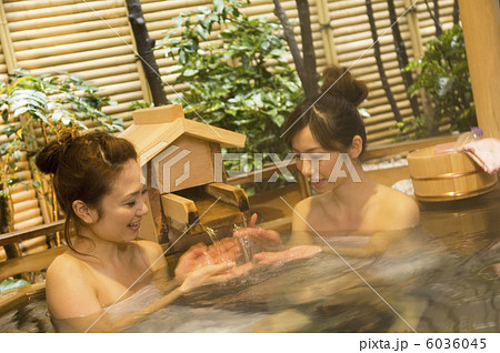 露天風呂につかる女性2人 6036045