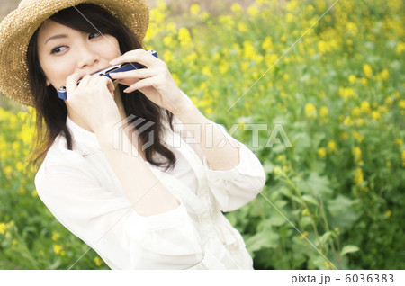 ハーモニカを吹いている女性の写真素材 ハーモニカを吹いている女性の写真素材