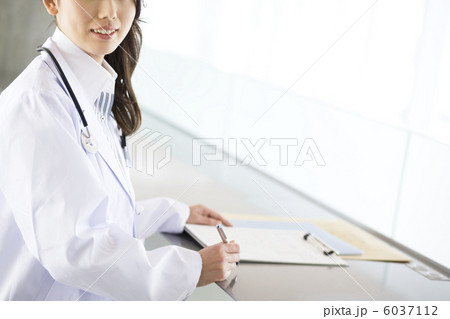 ペンを持って微笑んでいる女医 6037112