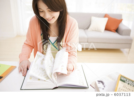 図鑑を見ている女性 6037113