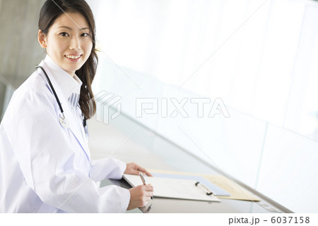 ペンを持って微笑んでいる女医 6037158